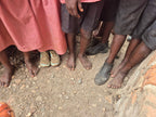 Donation af sko til skolebørn i Uganda.