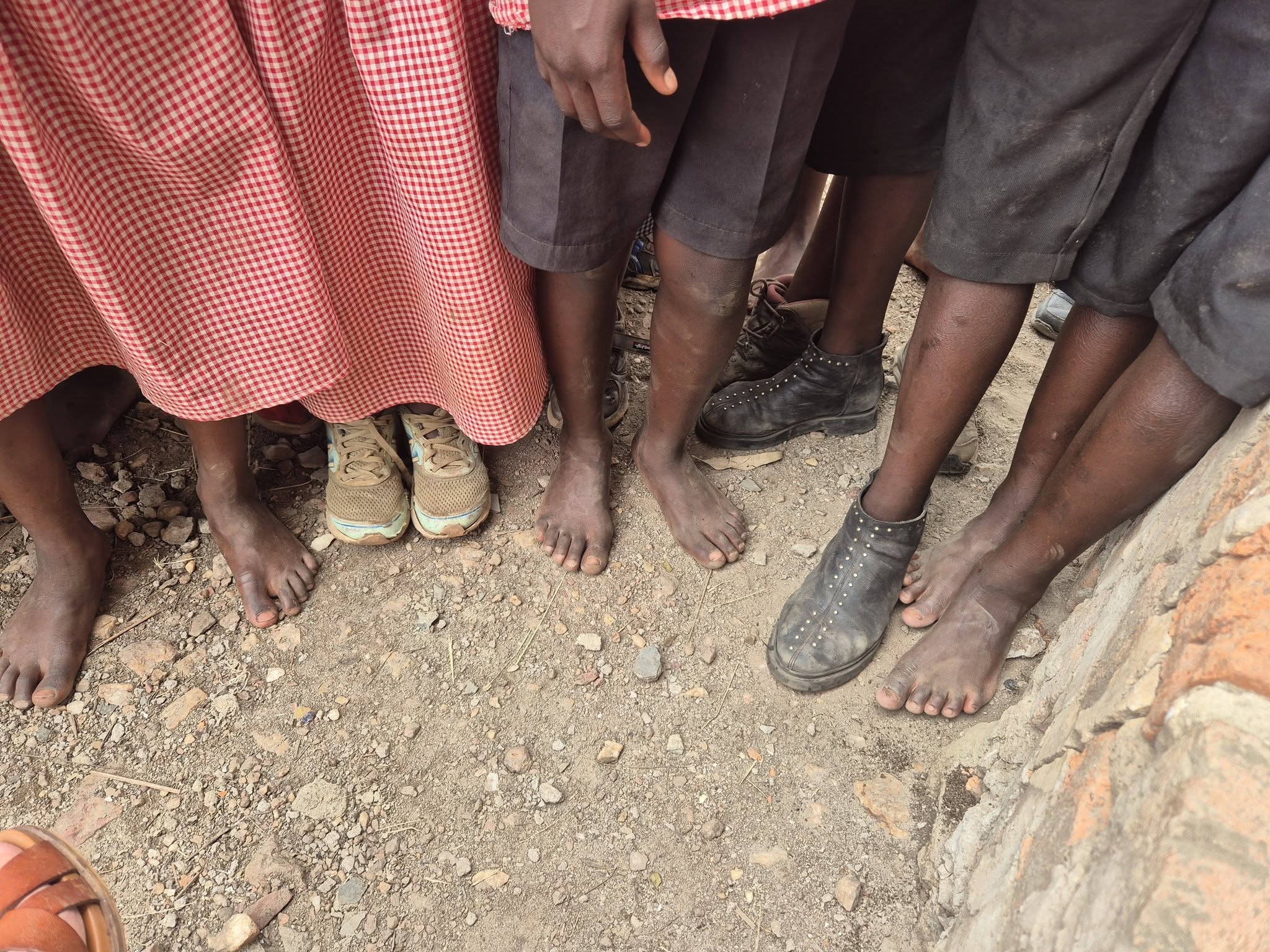 Donation af sko til skolebørn i Uganda.