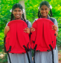 Donation af en skoletaske til et barn på St. Joseph i det sydlige Indien.
