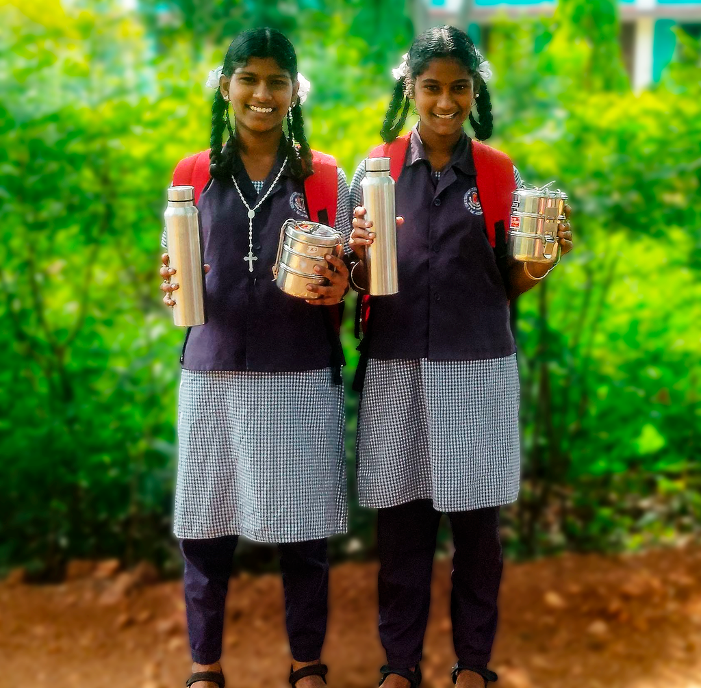 Donation af madkasse og drikkedunk til skolebrug, til et barn på St. Joseph i det sydlige Indien.